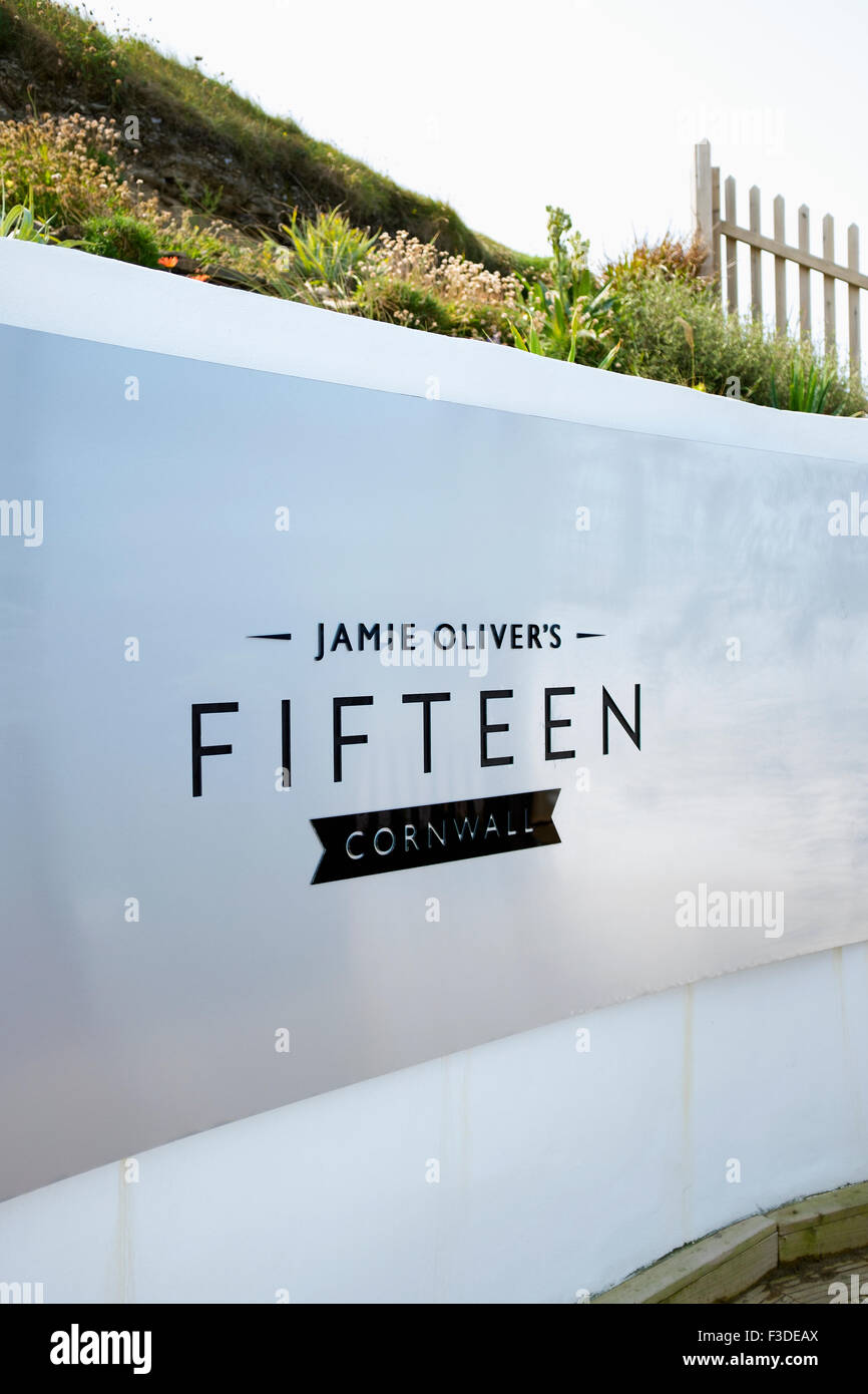Melden Sie sich am Eingang zum Jamie Olivers fünfzehn Restaurant im Watergate Bay, Cornwall. Stockfoto Melden Sie sich am Eingang zum Jamie Olivers fünfzehn Restaurant im Watergate Bay, Cornwall. Stockfoto