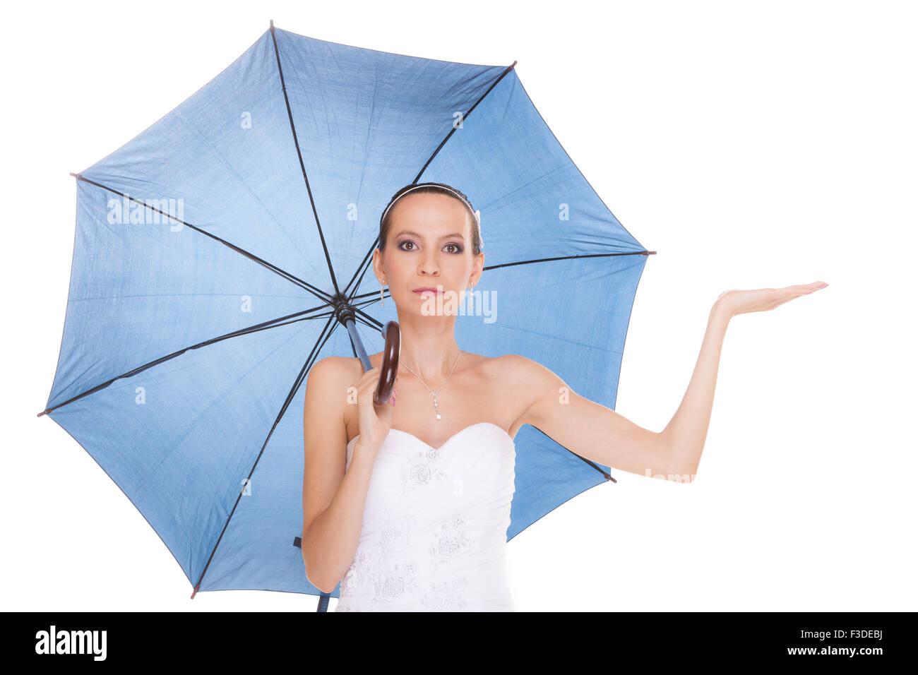Attraktive hübsche Braut Frau im weißen Kleid mit blauen Schirm. Glücklich lächelnd junges Mädchen im Regen Hochzeit Tag halten Stockfoto