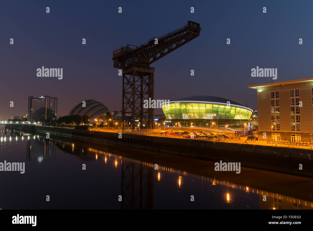 Glasgow Sehenswürdigkeiten am nördlichen Ufer des Clyde in der Nacht, Finnieston, Glasgow, Schottland, Vereinigtes Königreich, Stockfoto