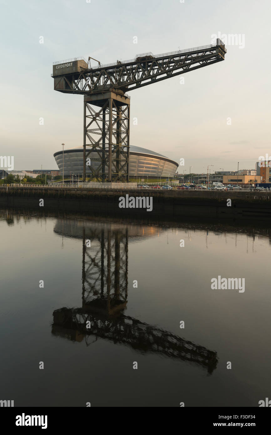Finnieston Kran und SSE Hydro Konzertsaal mit Reflexionen in Clyde, Glasgow, Schottland, Vereinigtes Königreich, Stockfoto