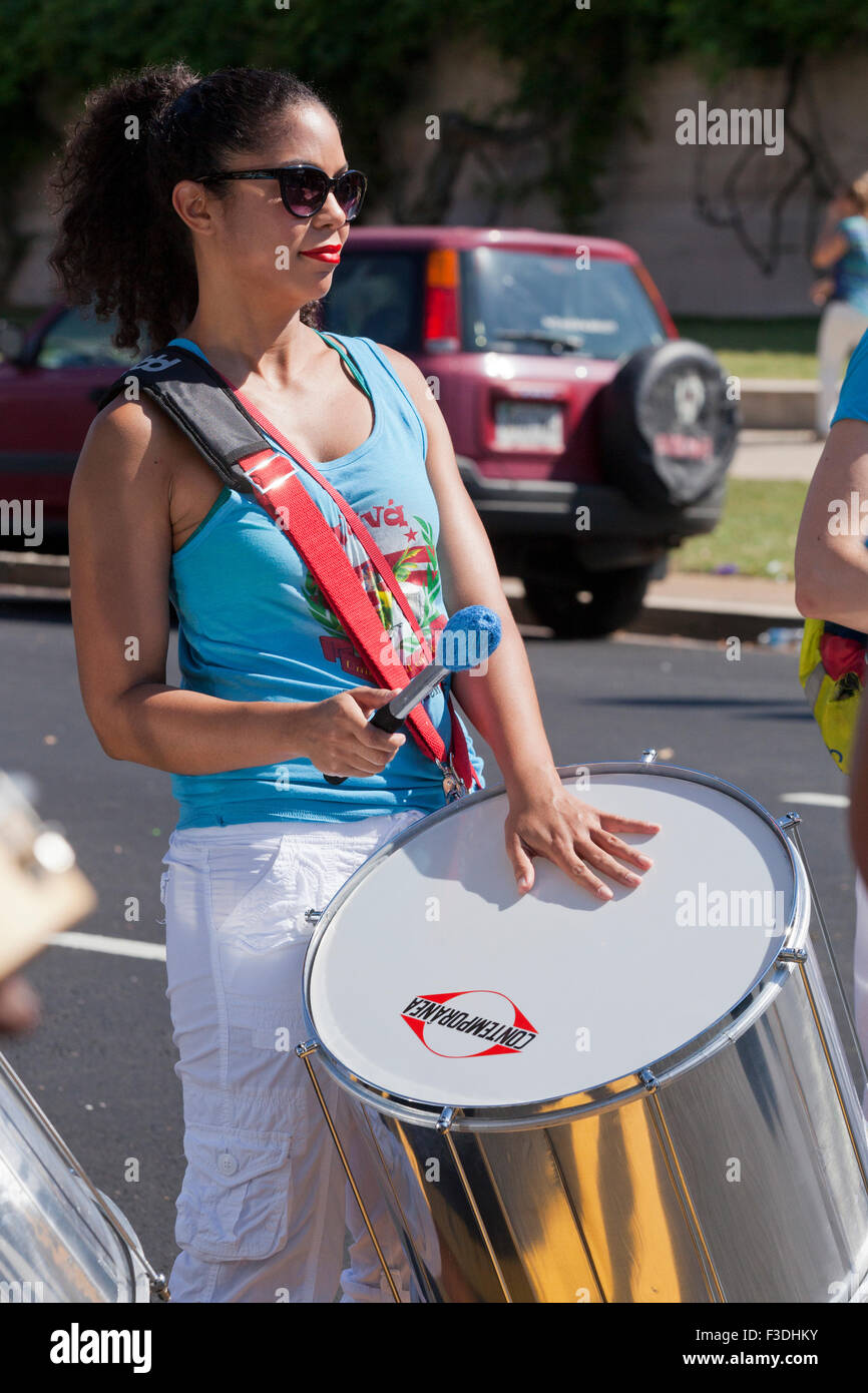 Weibliche Bass Drummer im Spielmannszug - USA Stockfoto