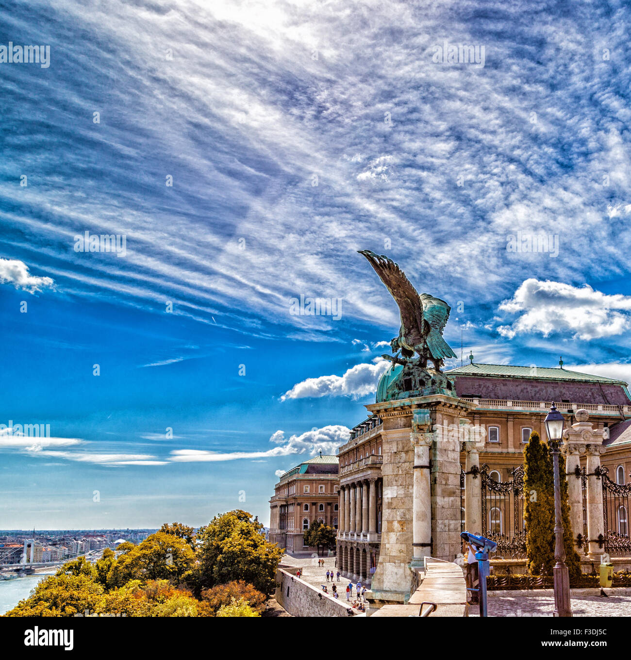 Statue von einem Turul auf der Galerie und wichtigsten Eingang der Budaer Burg in Budapest, Ungarn Stockfoto