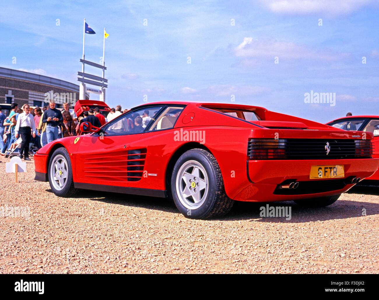 Roten Ferarri Testarossa geparkt vor dem Heritage Motor Centre Motor Museum, Gaydon (aka. Warwickshire National Motor Museum), Stockfoto
