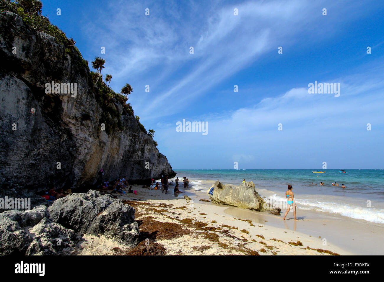 Quintana Roo, Quintana Roo Estado de México. 5. Oktober 2015. Touristen sind an einem Strand in Tulum, Quintana Roo Zustand von Mexiko, am 5. Oktober 2015 gesehen. Die Strände von Cancun und Tulum wurden als Mexico und Central America führenden Badeort 2015 bei den World Travel Awards nominiert. © Francisco Galvez/NOTIMEX/Xinhua/Alamy Live-Nachrichten Stockfoto