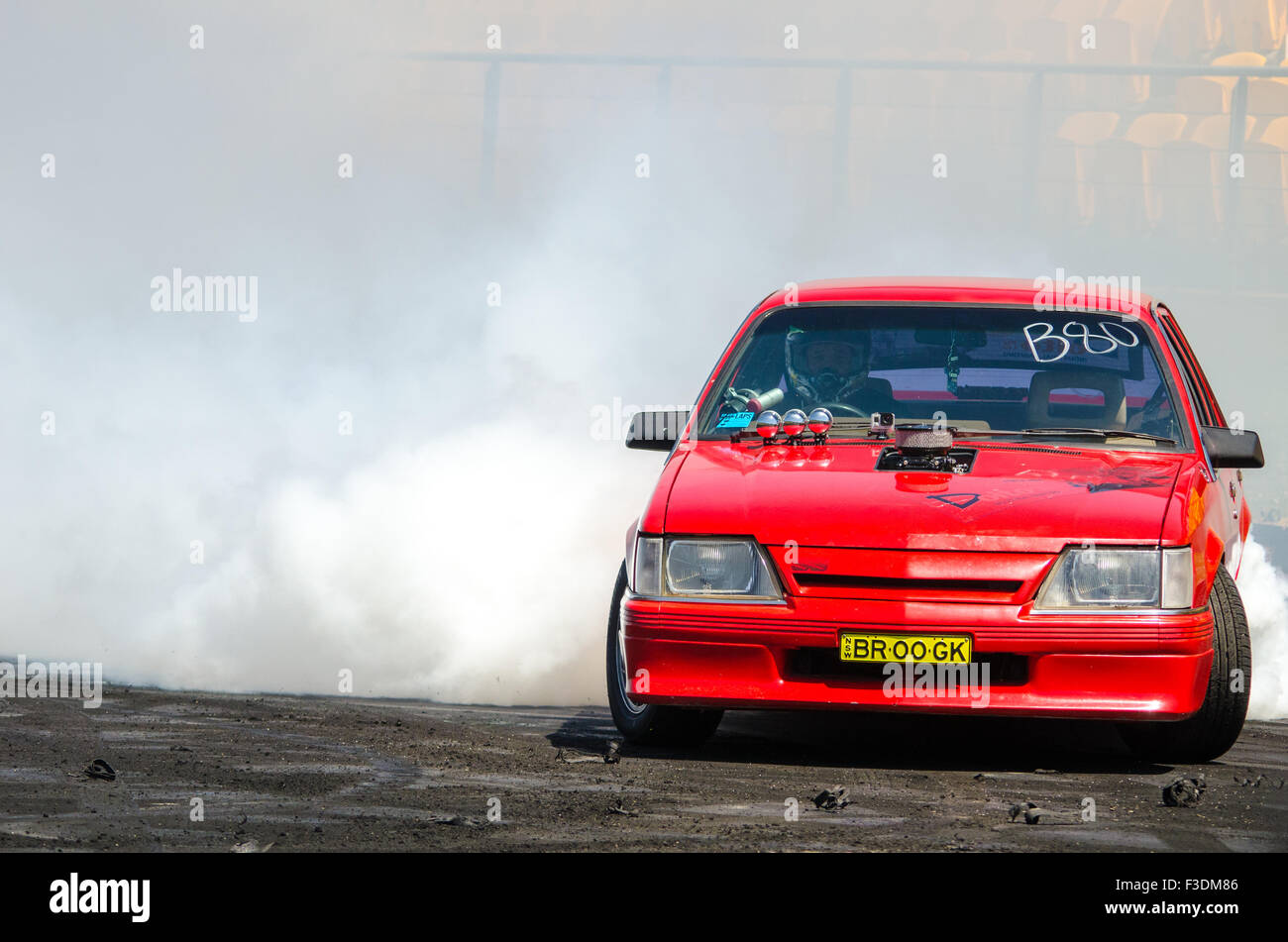 Sydney, Australien. 5. Oktober 2015. Treiber zur Verfügung gestellt Zuschauer und Richter ihre besten Burnouts während des 2015 Burnout Maina-Wettbewerbs an der Western Sydney International Dragway (Sydney Dragway) Kredit stattfand: Mjmediabox/Alamy Live-Nachrichten Stockfoto