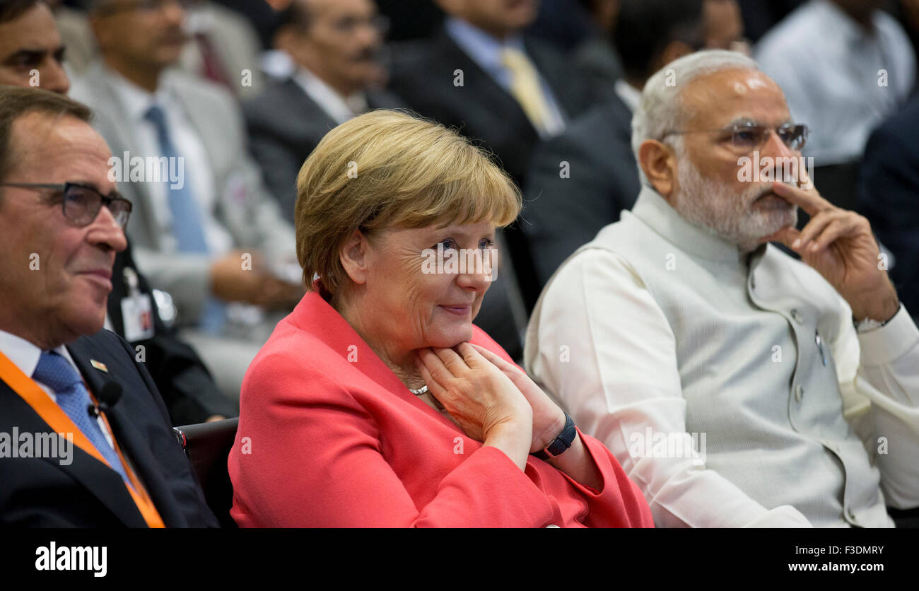 Bangalore, Indien. 6. Oktober 2015. Bundeskanzlerin Angela Merkel und Indian Prime Minister Narendra Modi (R) besuchen die Robert Bosch GmbH mit dem Asien-Chef der Robert Bosch GmbH, Peter Tyroller (L) in Bangalore, Indien, 6. Oktober 2015. Die Kanzlerin und Ministerpräsident erfahren Sie mehr über die Bosch-Center für die duale Berufsausbildung. Seltener ist die duale Berufsausbildung mit Schulbänke und Werkbänke in Indien. Die indische Regierung interessiert sich für das Konzept. Foto: KAY NIETFELD/Dpa/Alamy Live News Stockfoto