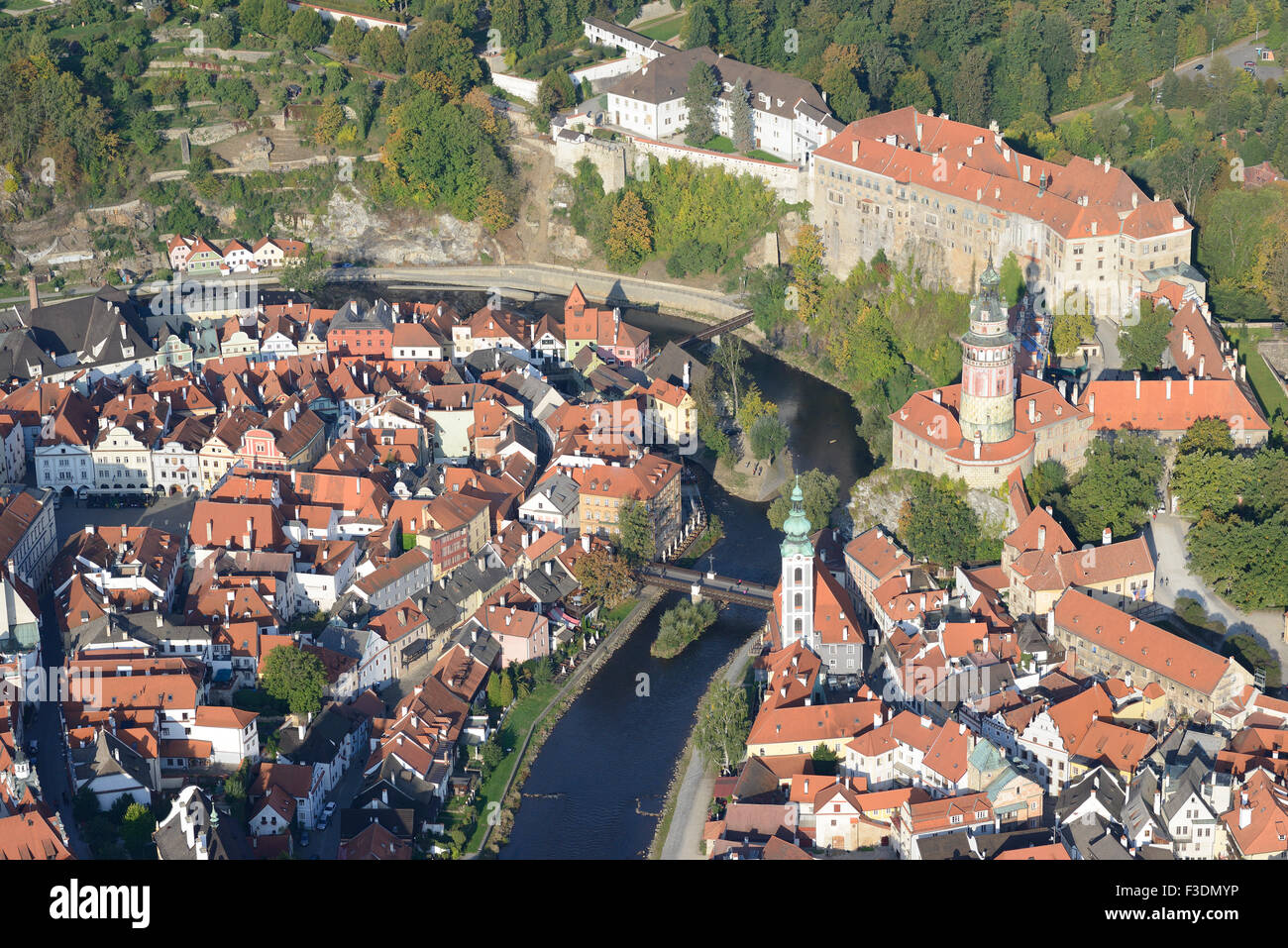 LUFTAUFNAHME. Mittelalterliche Burg mit Blick auf die Altstadt und die Moldau. Ceský Krumlov, Böhmen, Tschechische Republik. Stockfoto