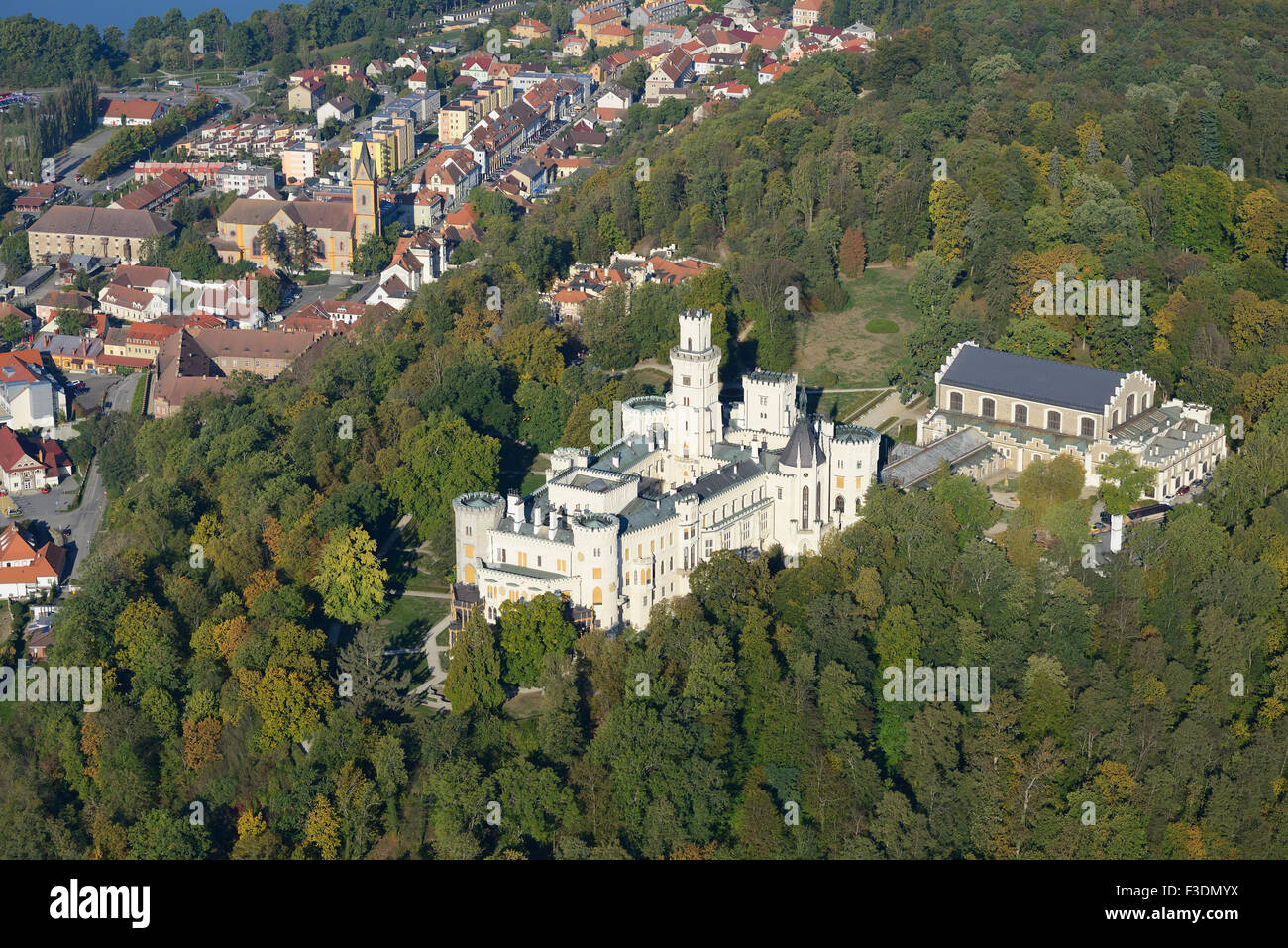 LUFTAUFNAHME. Burg Hluboká mit Blick auf die mittelalterliche Stadt Hluboká nad Vltavou. Böhmen, Tschechische Republik. Stockfoto