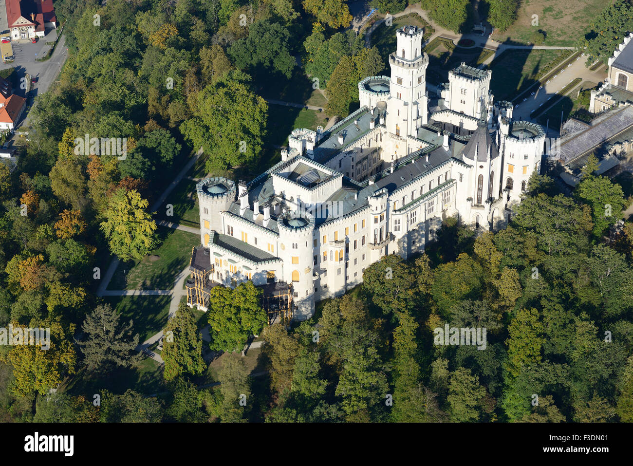 LUFTAUFNAHME. Schloss Hluboká und seine Umgebung mit vielen Bäumen. Hluboká Nad Vltavou, Böhmen, Tschechische Republik. Stockfoto