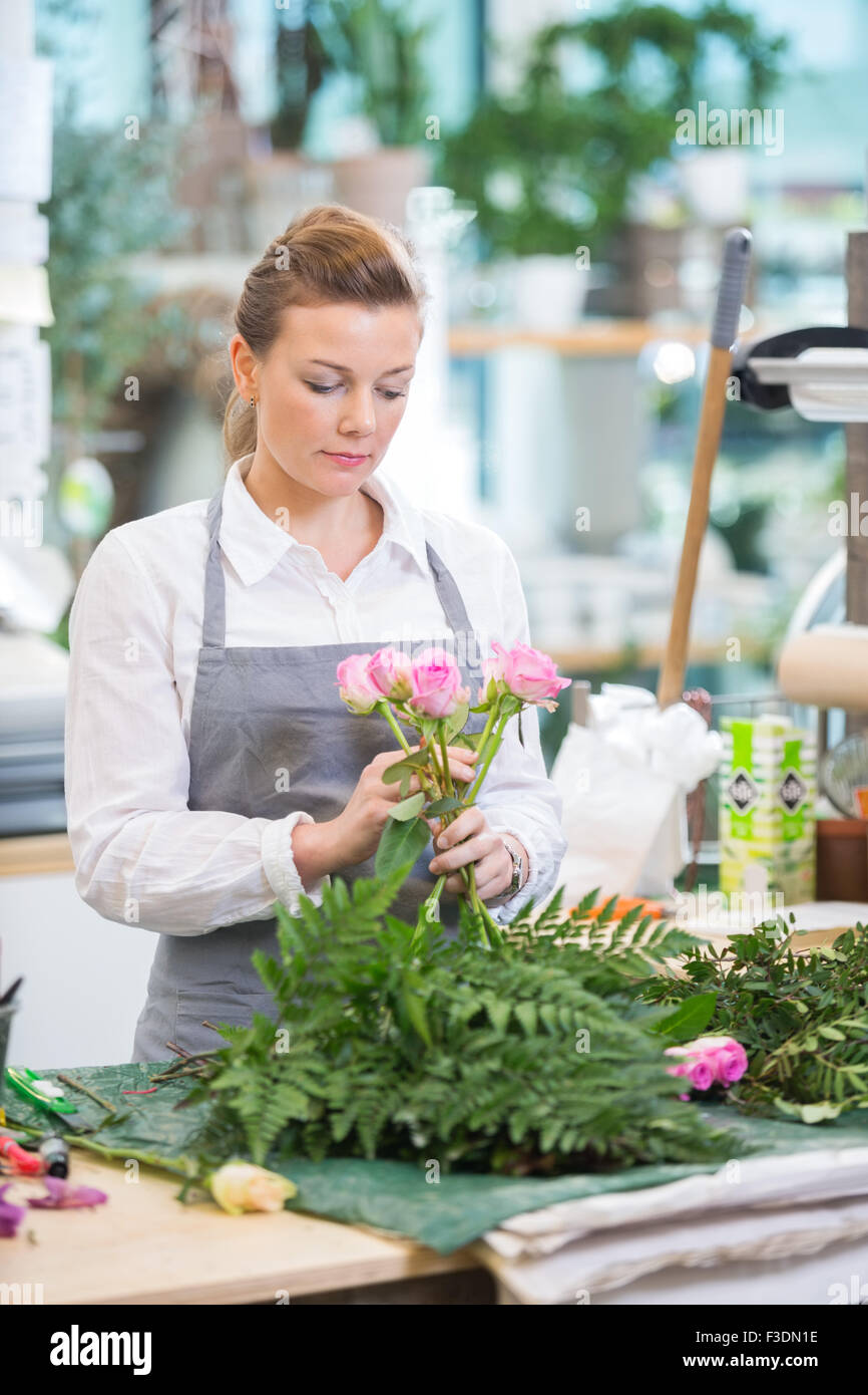 Blumengeschäft Blumengeschäft Strauß Rosen bei Stockfoto