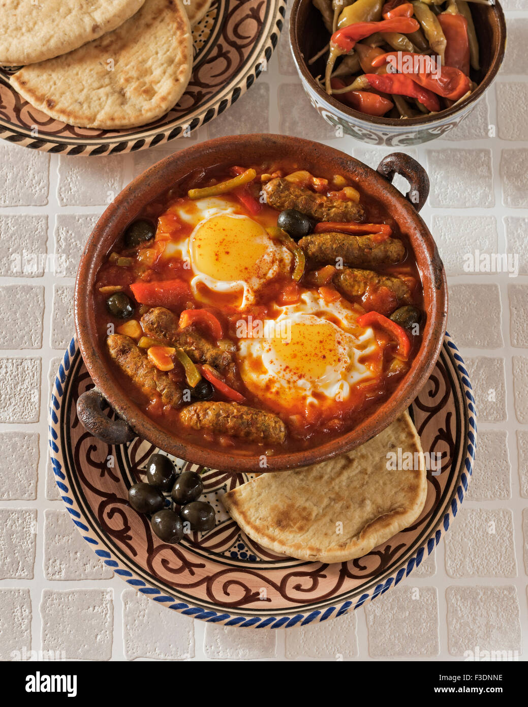 Ojja Merguez. Würstchen und Eiern in einer würzigen Tomatensauce. Tunesien-Essen Stockfoto