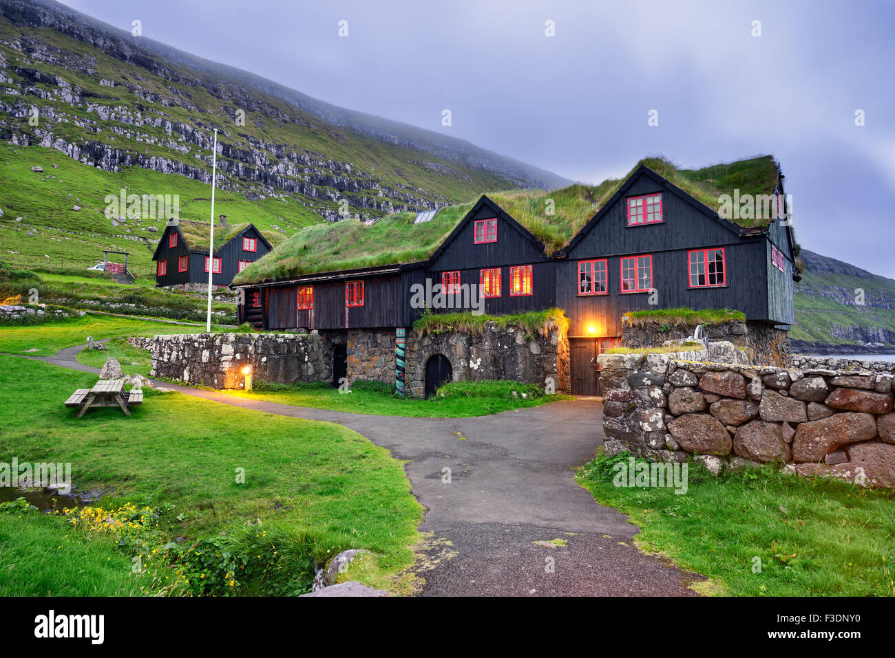 Kirkjuboargardur, auch genannt Roykstovan, ist ein historischer Bauernhof und Museum in Kirkjubour, Färöer. Im 11. Jahrhundert erbaut Stockfoto