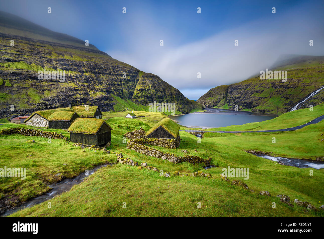 Dorf von Saksun befindet sich auf der Insel Streymoy, Färöer-Inseln, Dänemark. Langzeitbelichtung. Stockfoto