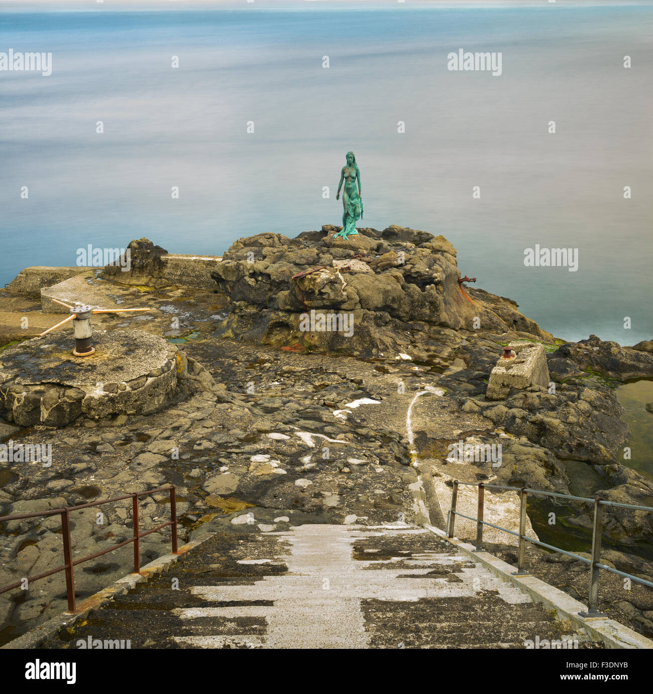 Statue von Selkie oder Siegel Frau im Dorf Mikladalur auf Kalsoy, Färöer. Selkies sind Fabelwesen in gefunden Stockfoto