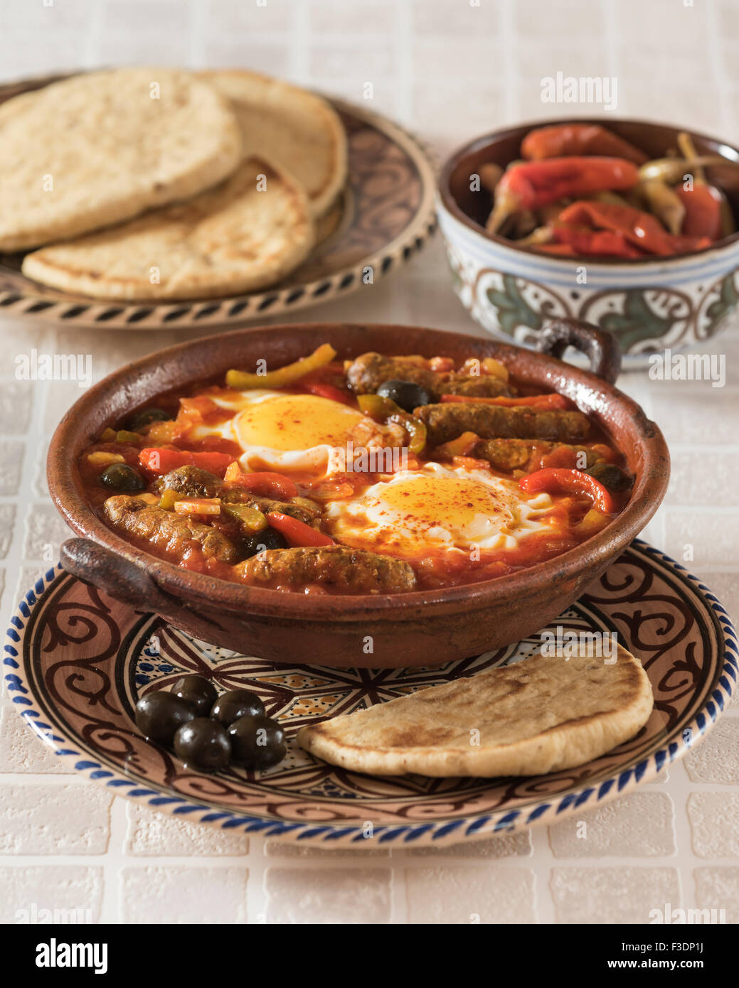 Ojja Merguez. Würstchen und Eiern in einer würzigen Tomatensauce. Tunesien-Essen Stockfoto