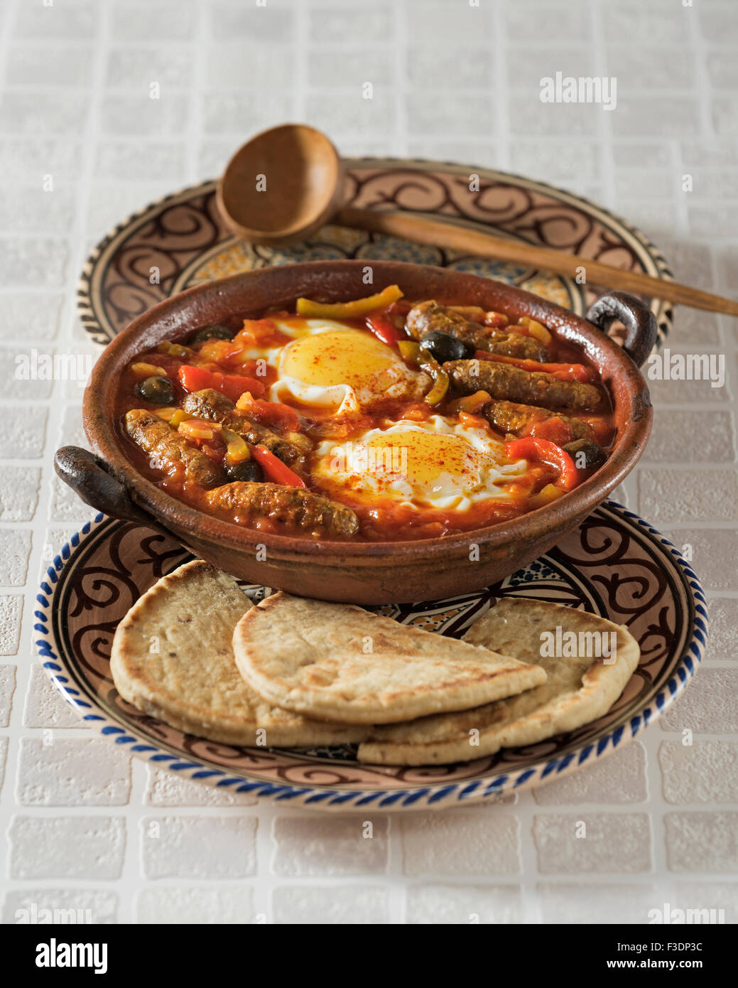 Ojja Merguez. Würstchen und Eiern in einer würzigen Tomatensauce. Tunesien-Essen Stockfoto