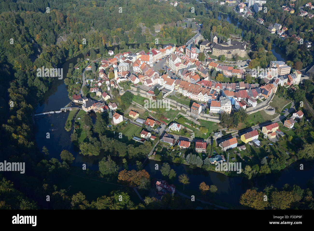 LUFTAUFNAHME. Mittelalterliches Dorf in einem Mäander am linken Ufer des Flusses Ohře. Loket, Böhmen, Tschechische Republik. Stockfoto