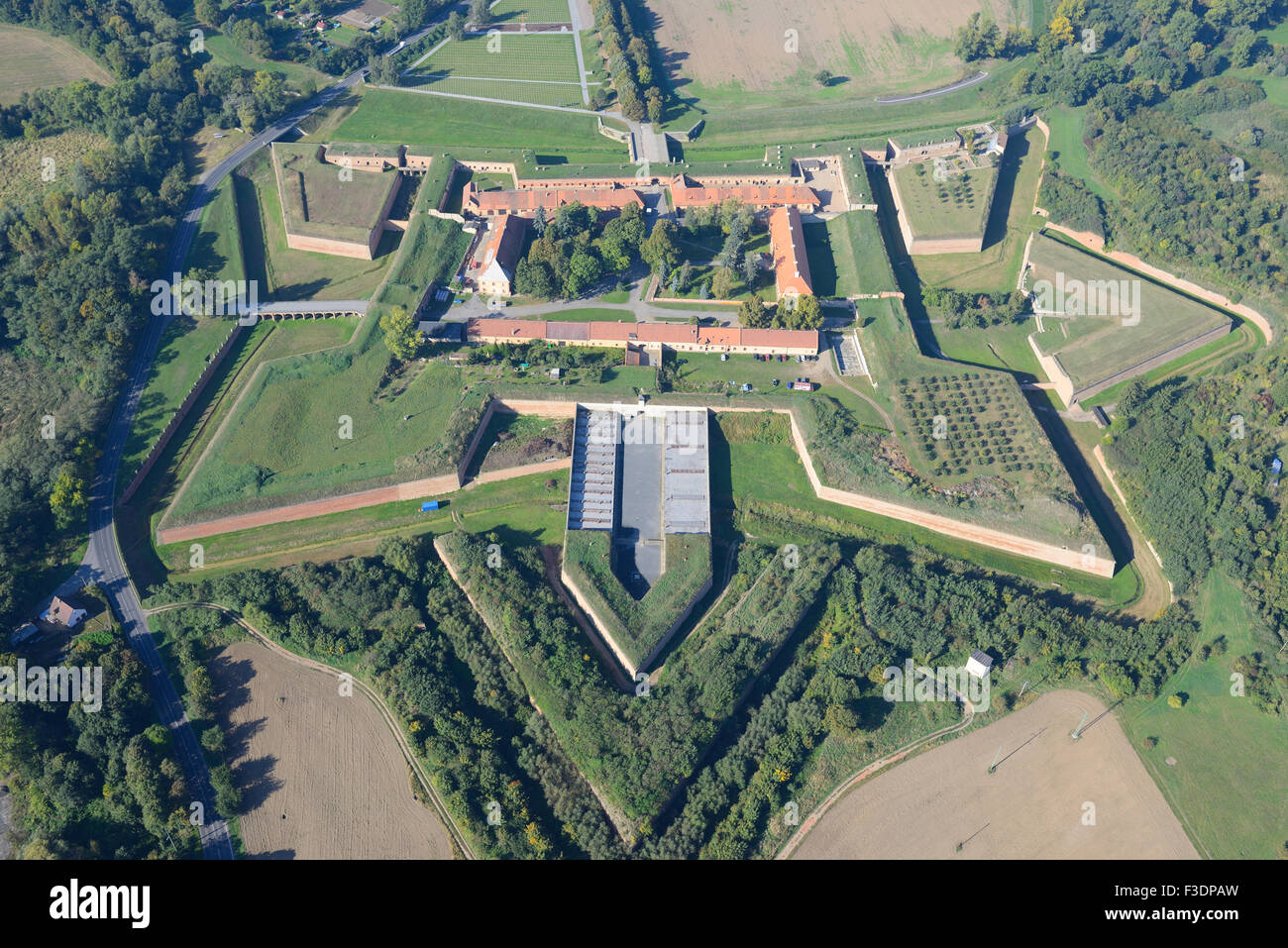 Theresienstadt THERESIENSTADT (Luftbild). Eine militärische Festung