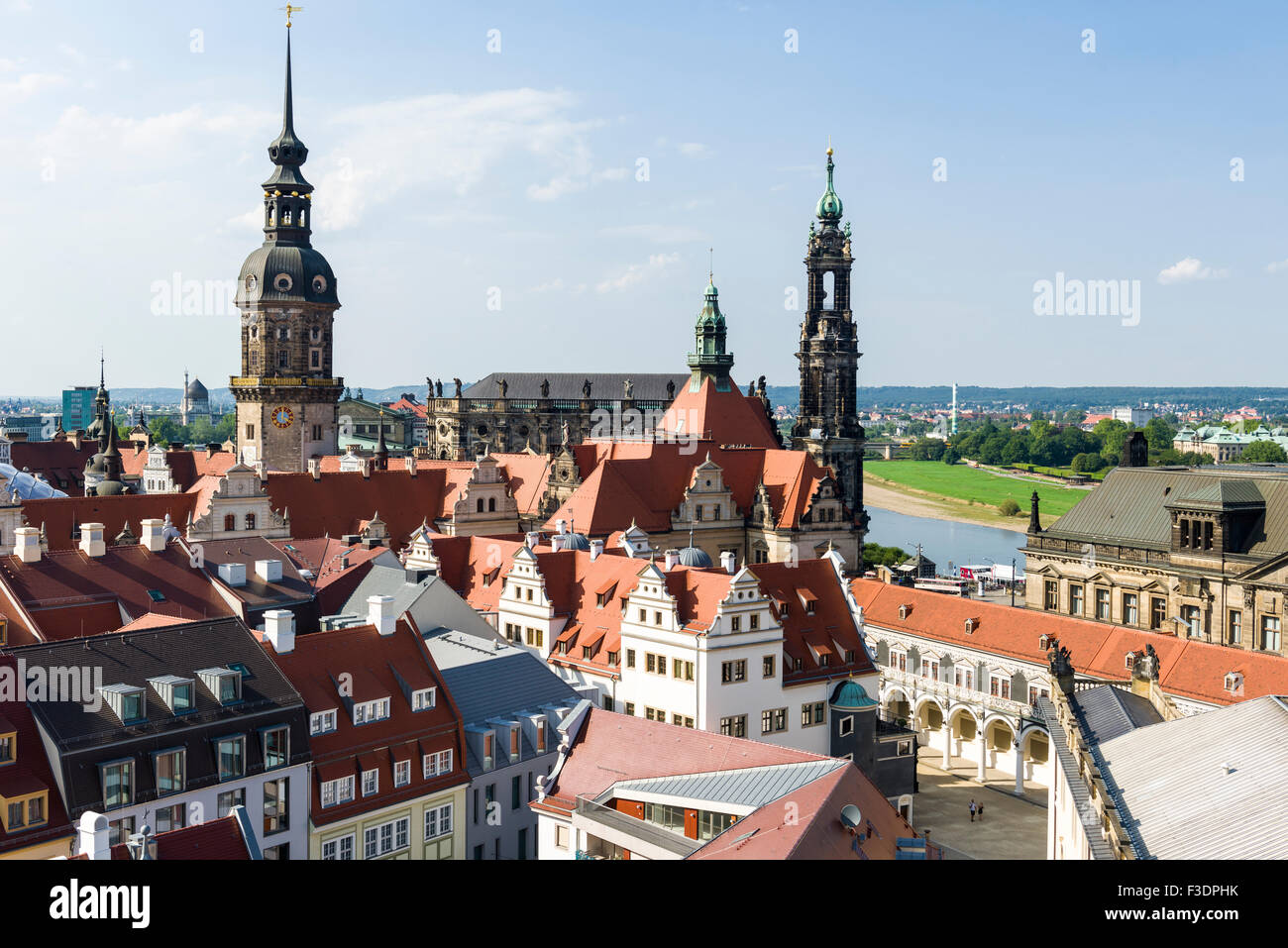 Panorama Luftbild Barockweihnachtsmarkt oder Dresdner Schloss mit Hausmannsturm Turm und Hofkirche Kirche im historischen Zentrum Stockfoto