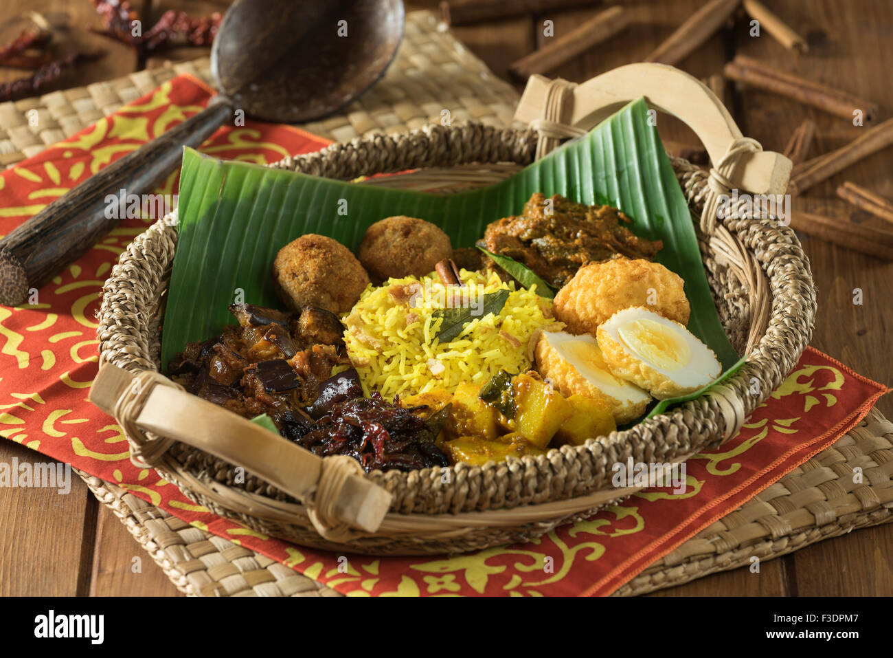 Lamprais. Curry, Reis und Gemüse im Bananenblatt. Sri Lanka ... Lamprais. Curry, Reis und Gemüse im Bananenblatt. Sri Lanka ...