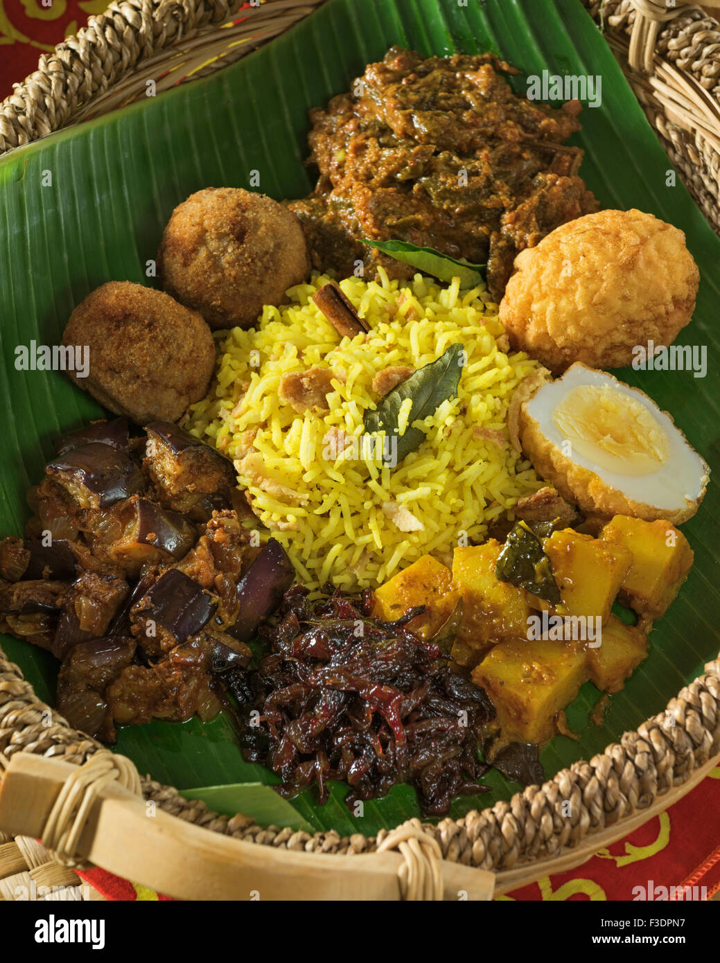 Lamprais. Curry, Reis und Gemüse im Bananenblatt. Sri Lanka Essen ...