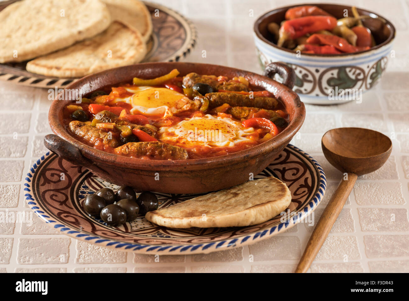 Ojja Merguez. Würstchen und Eiern in einer würzigen Tomatensauce. Tunesien-Essen Stockfoto