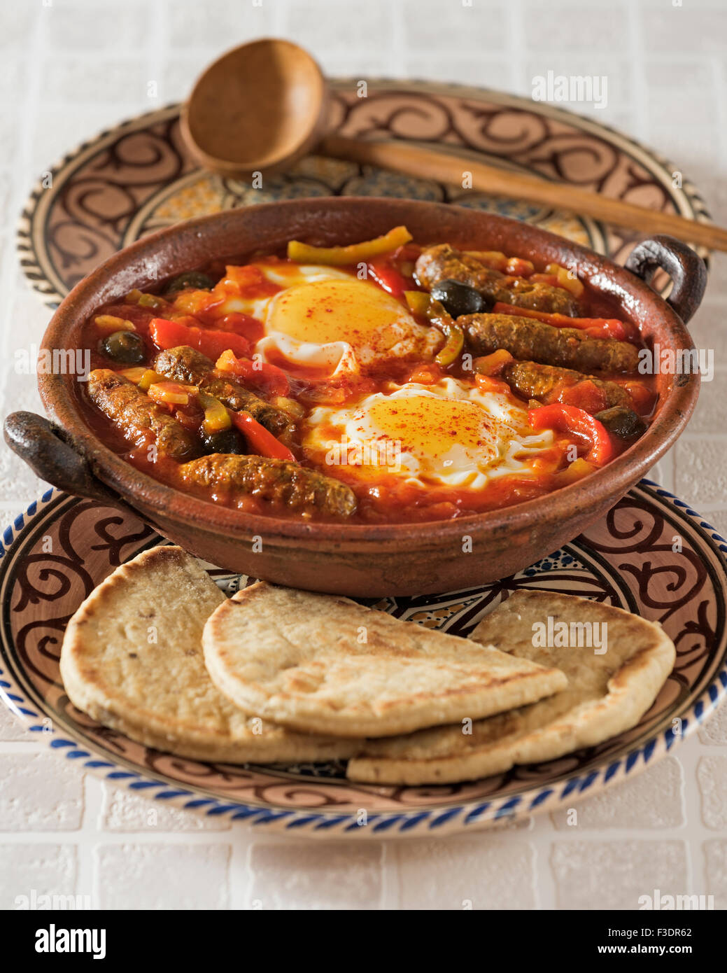 Ojja Merguez. Würstchen und Eiern in einer würzigen Tomatensauce. Tunesien-Essen Stockfoto