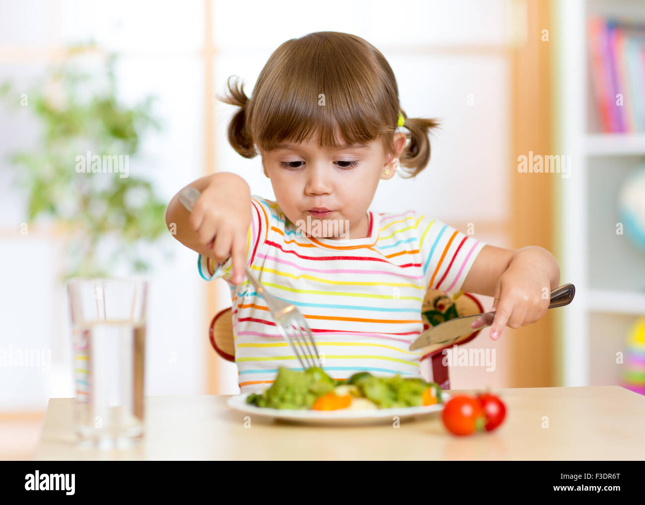 Kind gesunder Ernährung zu Hause oder im kindergarten Stockfoto