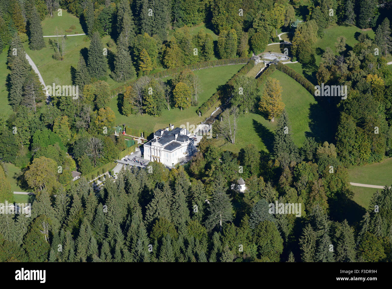 LUFTAUFNAHME. Schloss Linderhof, eine der drei Residenzen von König Ludwig II. Linderhof, Landkreis Garmisch-Partenkirchen, Bayern, Deutschland. Stockfoto