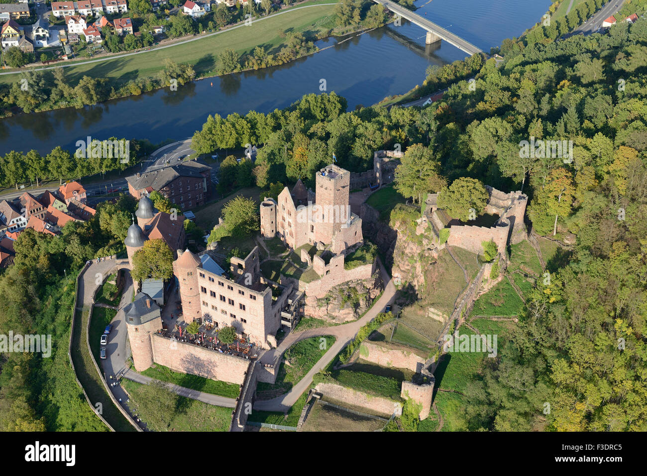 LUFTAUFNAHME. Schloss Wertheim mit Blick auf den Main. Wertheim am Main, Baden-Württemberg, Deutschland. Stockfoto