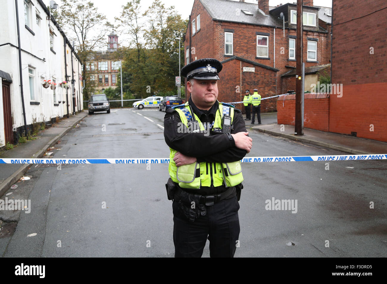 Leeds, Yorkshire, Großbritannien. 6. Oktober 2015. Polizei Wache die Szene eines Mordes in Leeds, West Yorkshire, auf 6. Oktober 2015. Moorfield Avenue in Armley, Leeds, UK gestern am späten Abend gab die Polizei gerufen. Offiziere die Gegend gesucht und gefunden einen 27 Jahre alter Mann in zurück Moorfield Terrasse. Obwohl die Sanitäter behandelt, wurde er tot in der Szene erklärt. Ein 43 Jahre alter Mann wegen des Verdachts des Mordes verhaftet worden und befindet sich derzeit in Haft.  Ian Hinchliffe /Alamy Live-Nachrichten Stockfoto