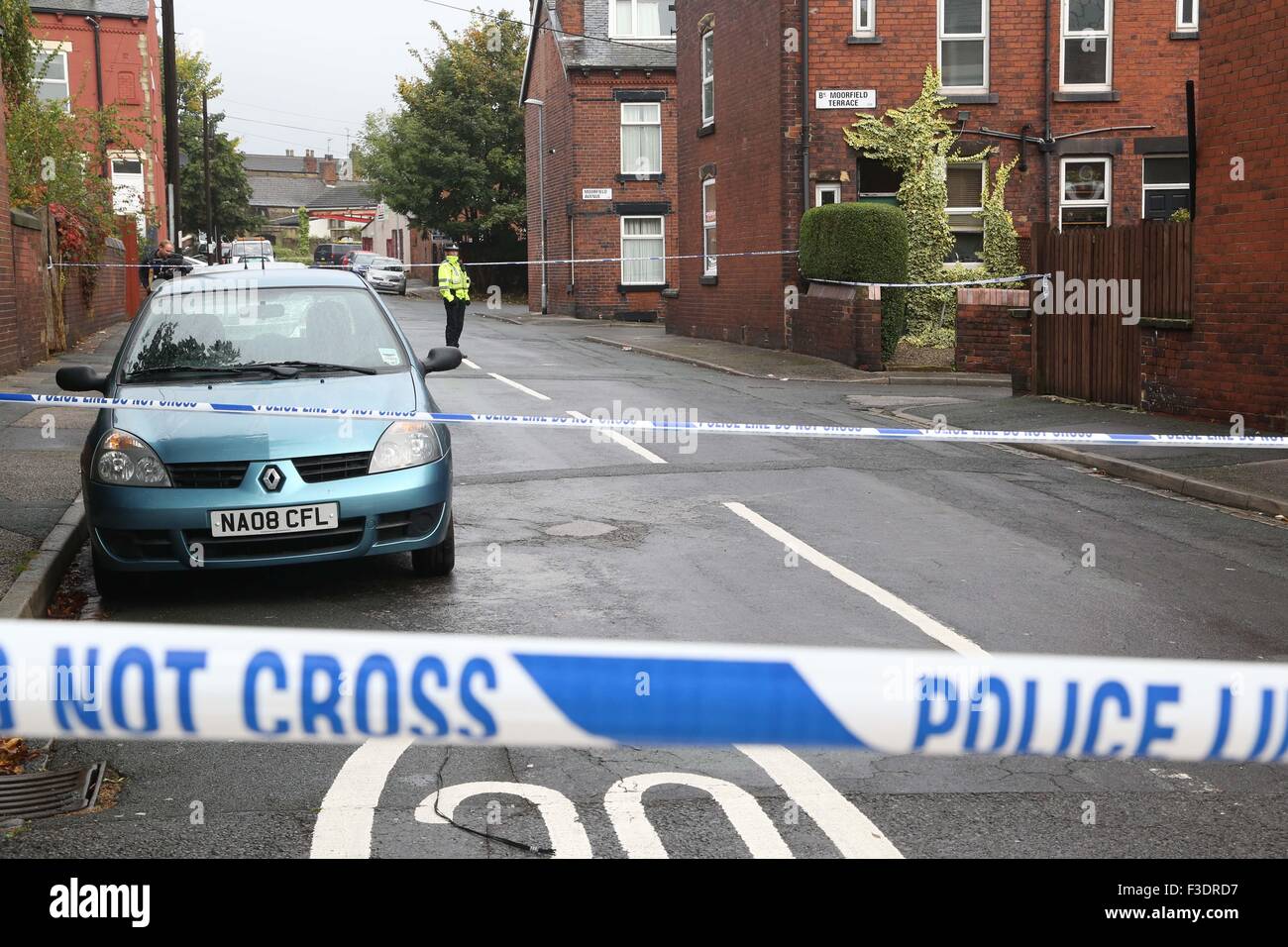 Leeds, Yorkshire, Großbritannien. 6. Oktober 2015. Polizei Wache die Szene eines Mordes in Leeds, West Yorkshire, auf 6. Oktober 2015. Moorfield Avenue in Armley, Leeds, UK gestern am späten Abend gab die Polizei gerufen. Offiziere die Gegend gesucht und gefunden einen 27 Jahre alter Mann in zurück Moorfield Terrasse. Obwohl die Sanitäter behandelt, wurde er tot in der Szene erklärt. Ein 43 Jahre alter Mann wegen des Verdachts des Mordes verhaftet worden und befindet sich derzeit in Haft.  Ian Hinchliffe /Alamy Live-Nachrichten Stockfoto