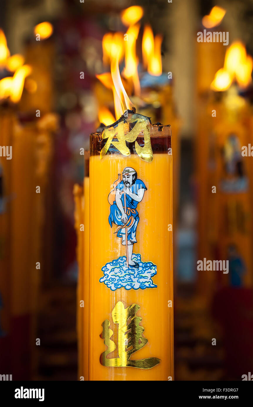 Brennende Kerze in einem chinesischen Tempel Stockfoto