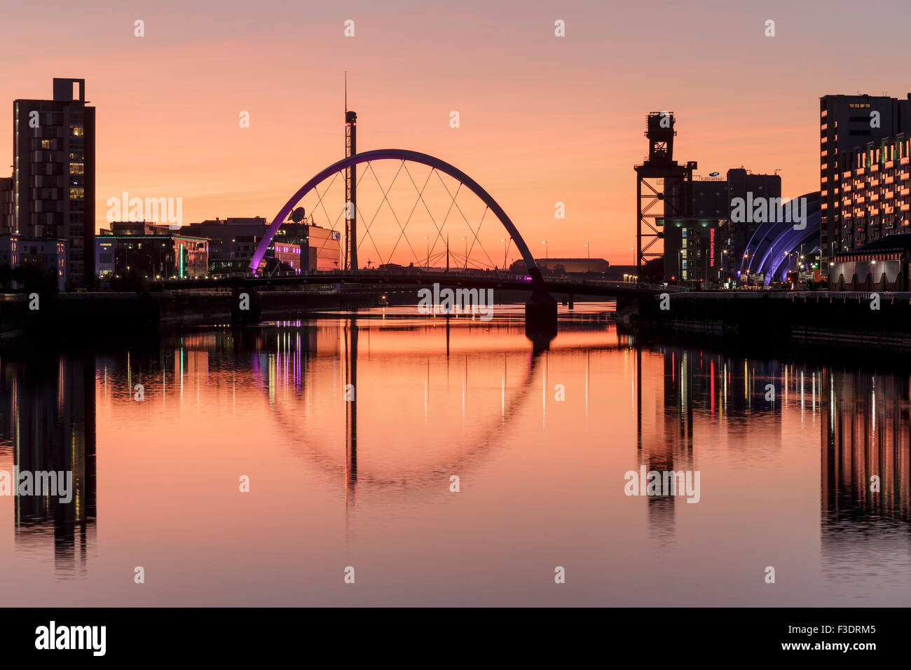 Die Clyde Arc Brücke spiegelt sich in den Fluss Clyde bei Sonnenuntergang, Glasgow, Schottland, UK Stockfoto