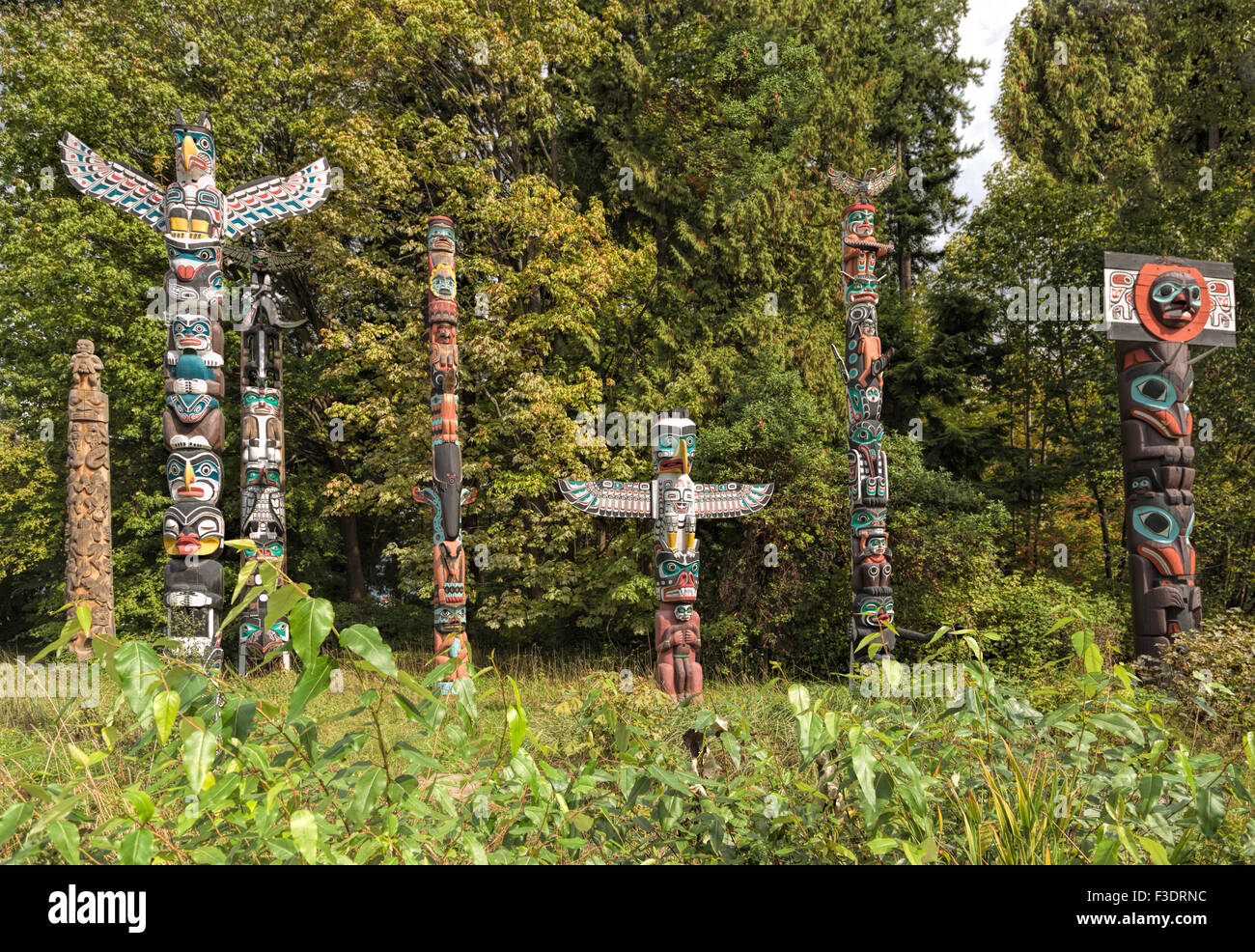 Gruppe von hochdekorierten Totempfähle an Brockton Punkt im Stanley Park, Vancouver, Britisch-Kolumbien, Kanada, Nordamerika. Stockfoto