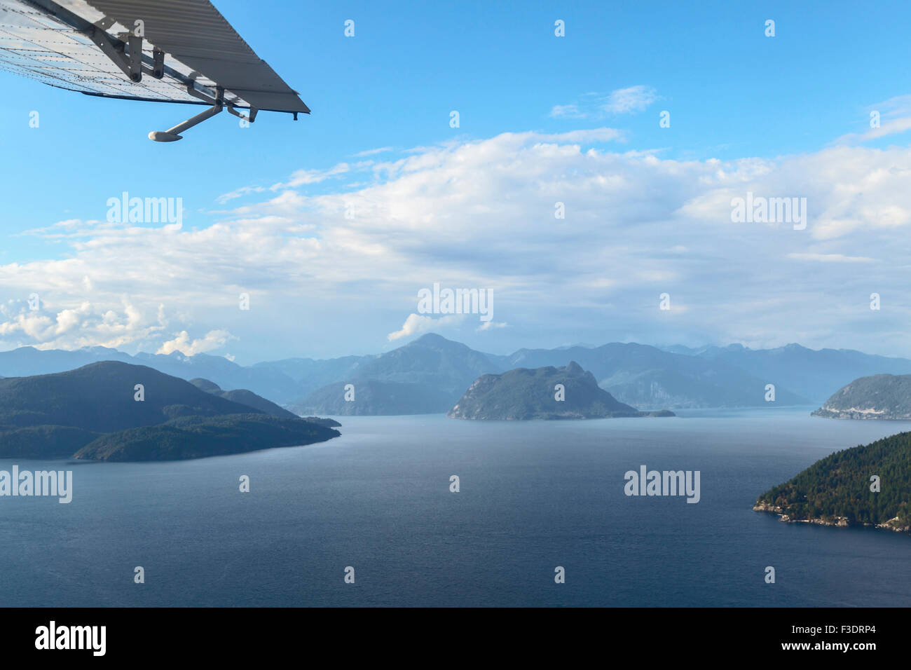 Luftaufnahme von einem Wasserflugzeug auf die Gulf Islands, Horseshoe Bay, die malerische Küste von Vancouver, British Columbia, Kanada. Stockfoto