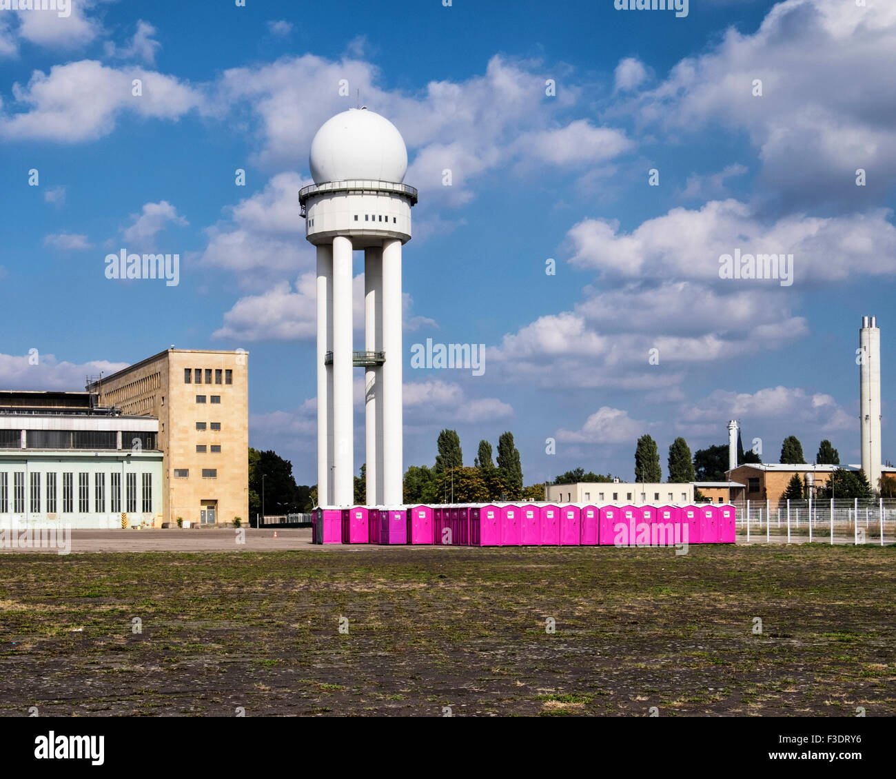 Flughafen Berlin-Tempelhof, Flughafen Berlin-Tempelhof THF Radarturm der veralteten ehemaligen Flughafengebäude Stockfoto