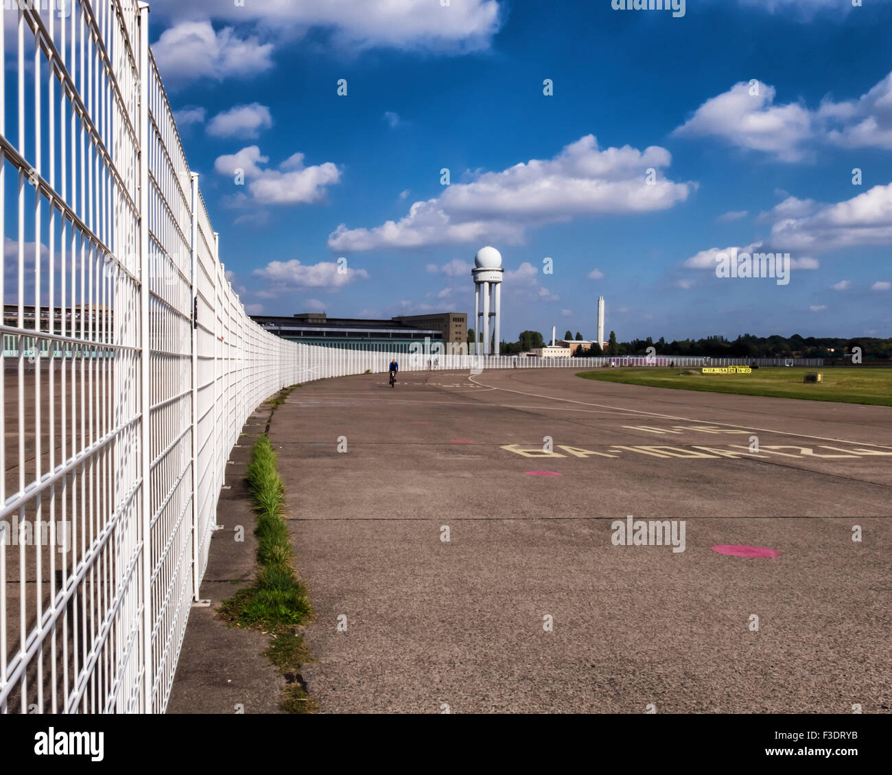 Flughafen Berlin-Tempelhof, Flughafen Berlin-Tempelhof THF Radarturm veraltet ehemaligen Flughafen, Hangar-Gebäude und Start-und Landebahn Stockfoto