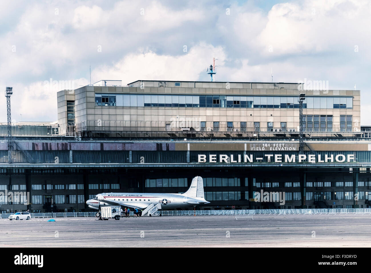 Flughafen Berlin Tempelhof, Flughaf En Berlin-Tempelhof THF, Terminalgebäude und Douglas C-54 Skymaster Truppentransporter Flugzeug Stockfoto