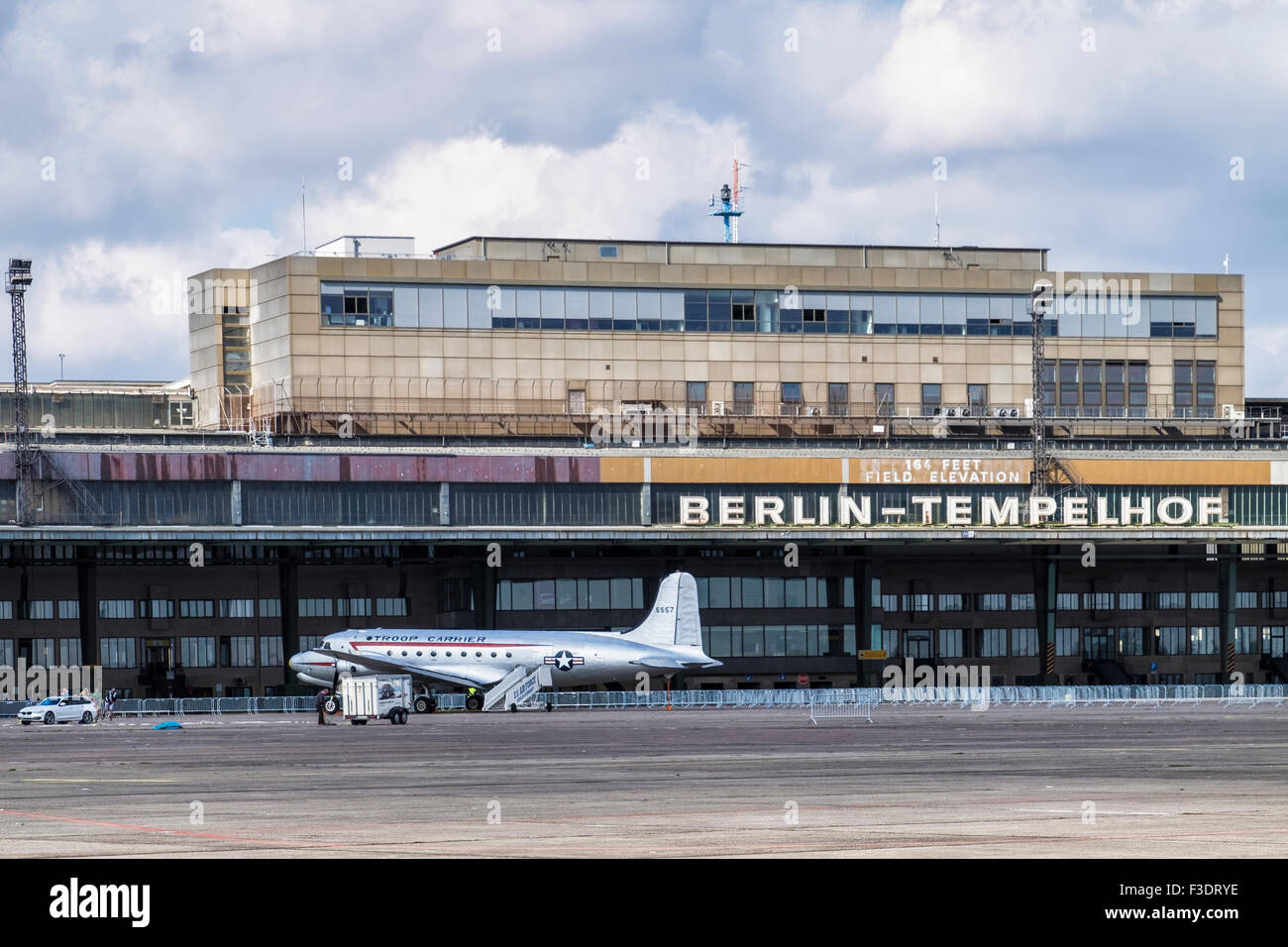 Flughafen Berlin-Tempelhof, Flughafen Berlin-Tempelhof THF, Terminalgebäude und Douglas C-54 Skymaster Truppentransporter Flugzeug Stockfoto