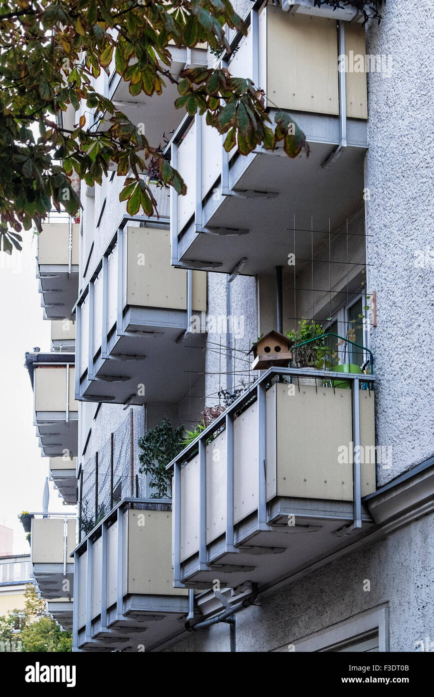 Vogel Nistkasten auf Balkon des Wohnhauses Stockfotografie Alamy