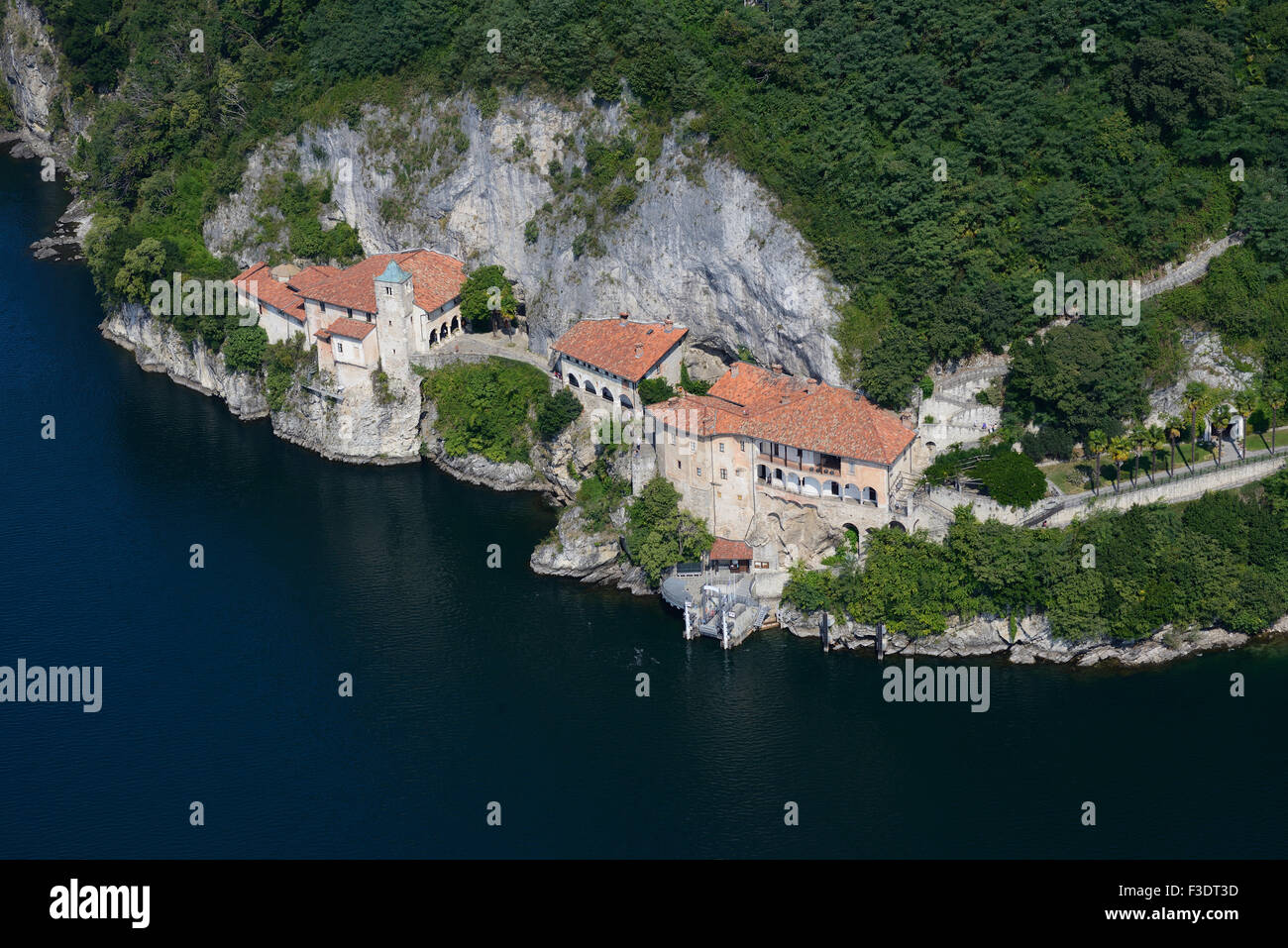 LUFTAUFNAHME. Kloster auf einer Klippe über dem Ufer des Lago Maggiore. St. Catherine Hermitage, Leggiuno, Provinz Varèse, Lombardei, Italien. Stockfoto