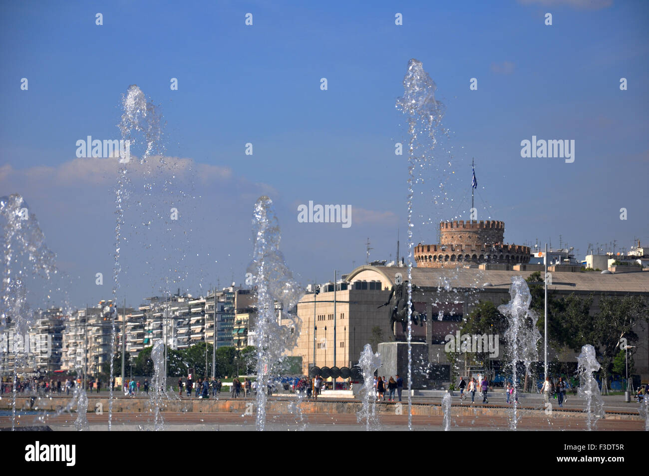 Ansicht von Thessaloniki, der weiße Turm und andere Denkmäler durch Wasserstrahlen direkt am Meer Stockfoto