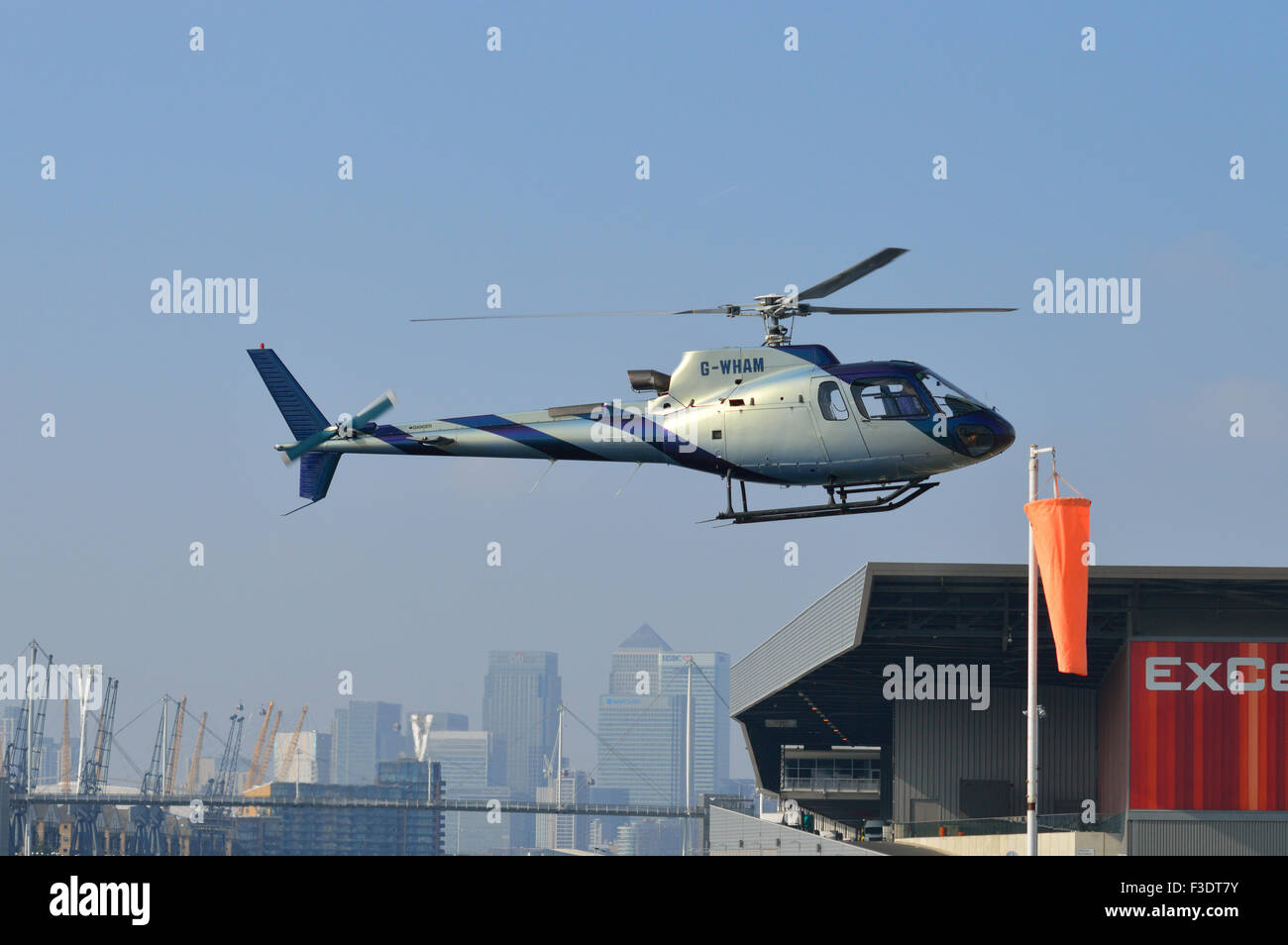 AS350 B3 G-WHAM kommt im Londoner Excel Exhibition Centre zur Teilnahme an der Ausstellung der Helitech 2015 zu landen Stockfoto