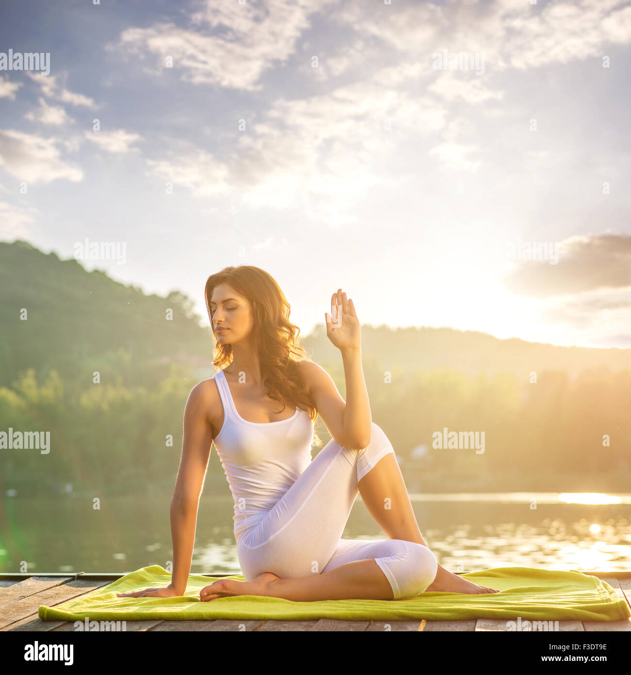 Frau Yoga - Entspannung in der Natur Stockfoto