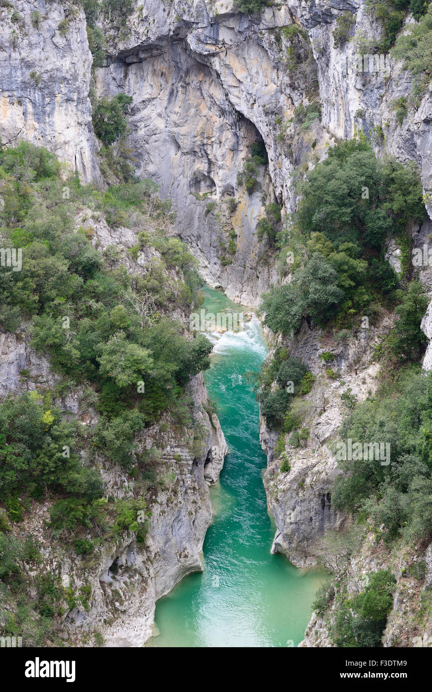 Steile Kalksteinschlucht mit türkisfarbenem Wasser. Clue de la Cerise, Esteron River, Gilette, Alpes-Maritimes, Frankreich. Stockfoto