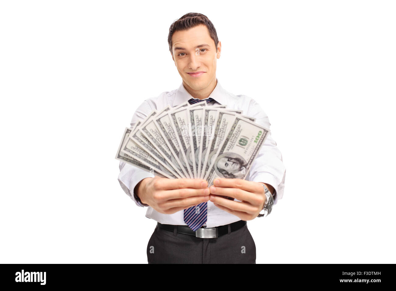 Zuversichtlich junger Geschäftsmann hält einen Stapel von Geld und schaut in die Kamera, die isoliert auf weißem Hintergrund Stockfoto
