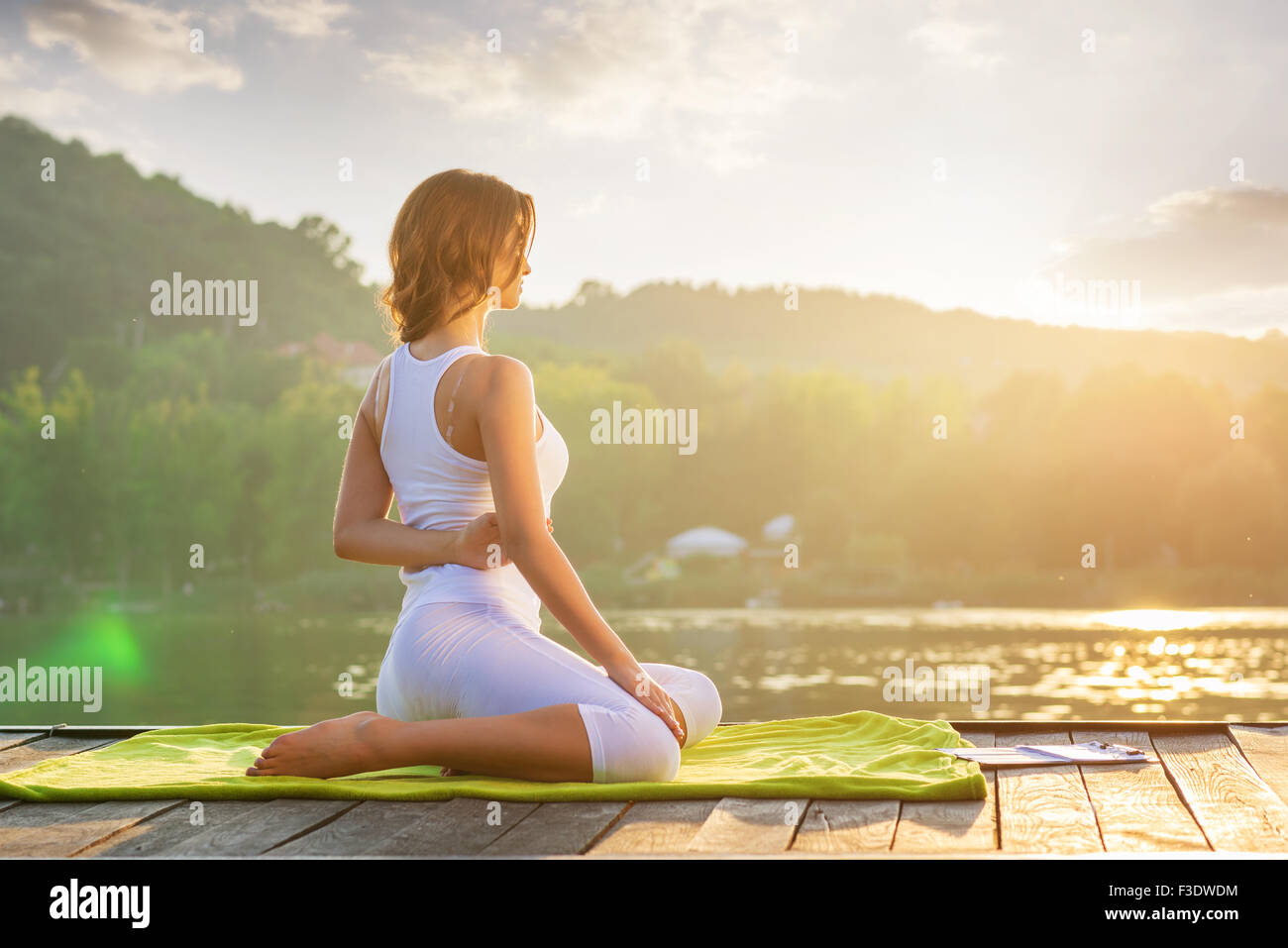 Frau Yoga - Entspannung in der Natur Stockfoto