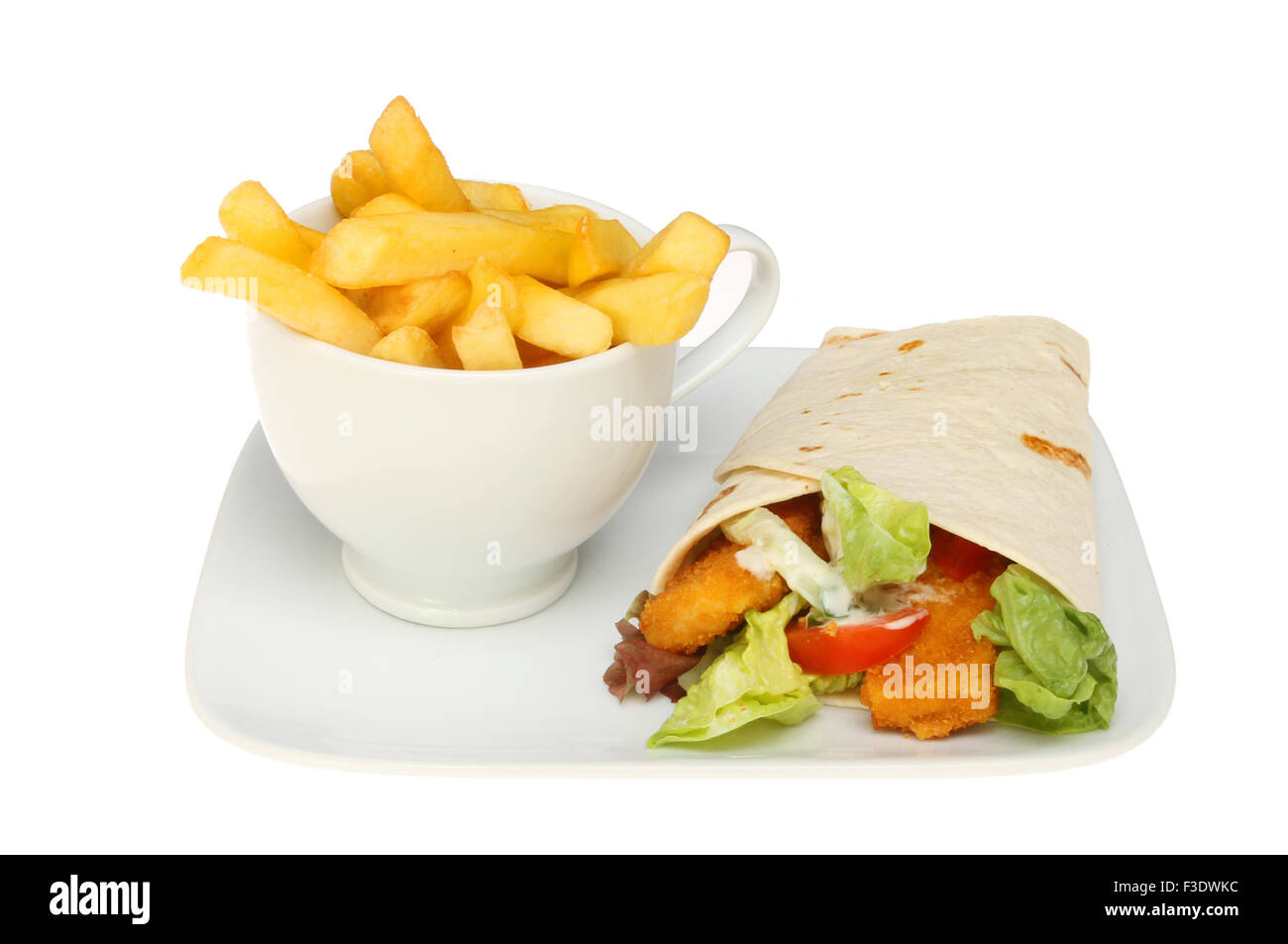 Wickeln Sie Fisch Finger und Salat auf einem Teller mit einer Portion Chips auf einer Platte isoliert gegen weiß Stockfoto