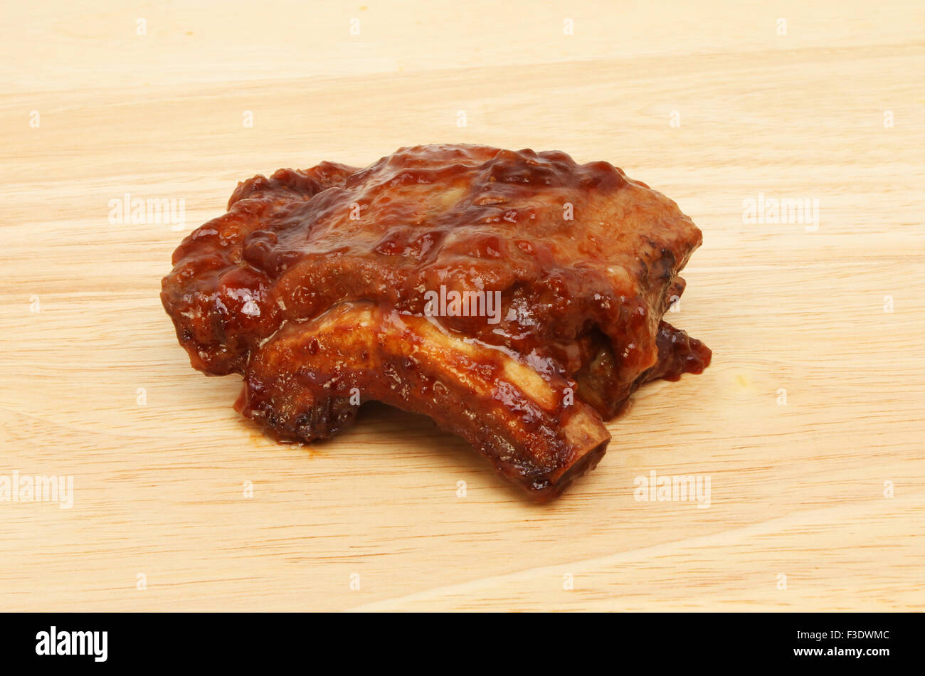 Rack mit Schweinefleisch Spareribs gekocht in Barbecue-Sauce auf einem Holzbrett Stockfoto